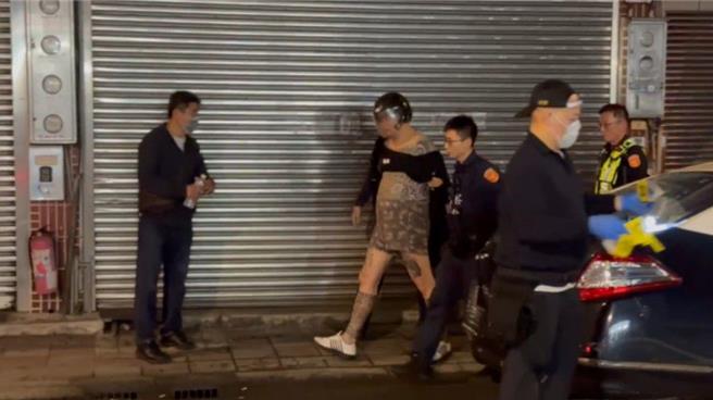 桃園市43歲楊姓男子疑認為警察吃案懷恨在心，23日晚間到景福派出所對門口開槍後逃逸，警匪在力行、永安路口爆發槍戰，22歲蔡姓員警中槍倒地後仍開槍反擊，楊男逃逸後在永安、富國路口被警方截停逮捕。（翻攝照片）