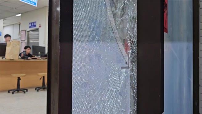 桃園警分局景福派出所遭楊姓男子開槍，派出所門口找到8個槍孔。（翻攝照片）