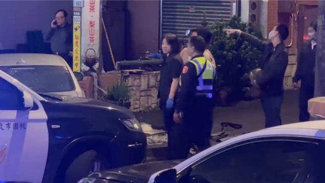 桃園市43歲楊姓男子疑認為警察吃案懷恨在心，23日晚間到景福派出所對門口開槍後逃逸，警方逮捕楊男後清點槍枝。（翻攝照片）