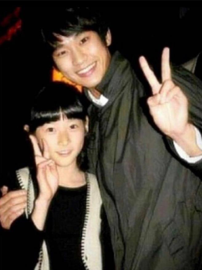 金秀贤与金秀贤多年前的合照，那时候的金赛纶还是未成年。（摘自推特）