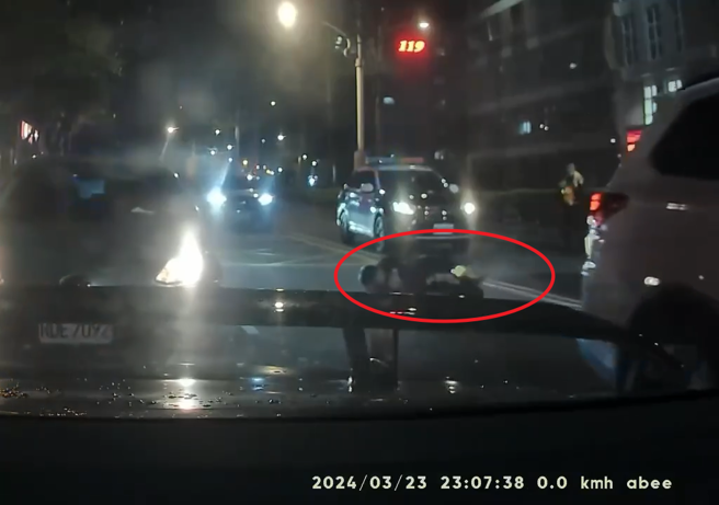 蔡姓員警左肩中彈後倒地，仍奮勇開槍還擊，所幸送醫後無生命危險。（翻攝「社會事新聞影音」）