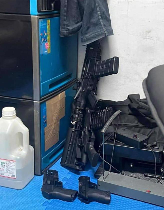 杨姓男子认为警察吃案怀恨在心，昨天晚间到景福派出所对门口开枪后逃逸，他犯前的脸书贴文遭起底后，竟发现枪枝照片。（图 / 翻摄自杨男脸书）