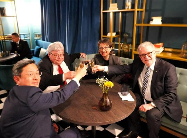 歐洲議會對中國關係代表團團長包瑞翰（Reinhard Bütikofer）及友台小組主席凱勒（Michael Gahler）歡迎蕭美琴訪歐。(外交部提供)