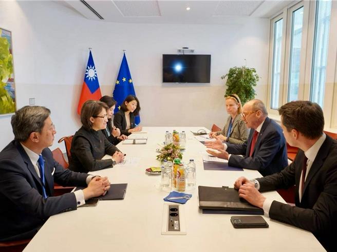 蕭美琴與歐洲議會第一副議長卡拉斯（Othmar Karas）意見交流。(外交部提供)