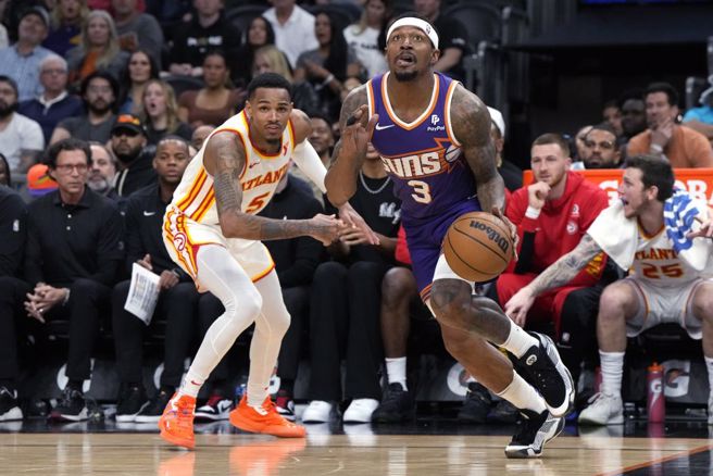 太阳队毕尔(右)持球进攻。（美联社资料照）