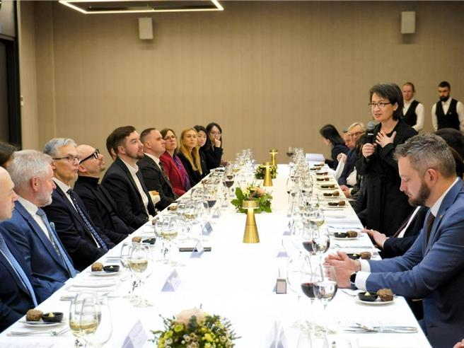 蕭美琴與立陶宛國會友台小組主席馬瑪竇（Matas Maldeikis）等友台議員午宴。(外交部提供)