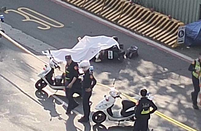 不明原因與砂石車碰撞後，女騎士連人帶車倒地，頭被輾爆導致腦外露慘死。（翻攝「社會事新聞影音」）