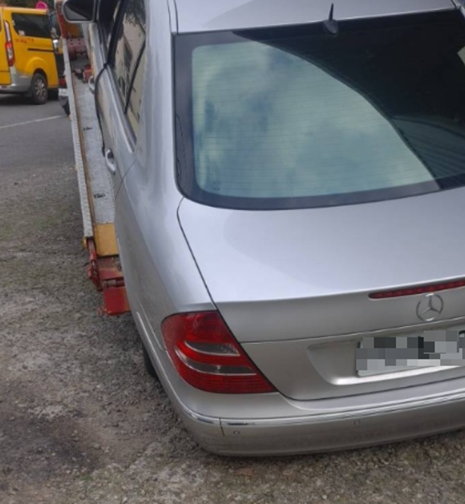 賓士駕駛發文抱怨，稱他的車子拖吊23公里卻遭收12300元，更怒嗆：「有夠黑」。（圖／翻攝爆料公社）