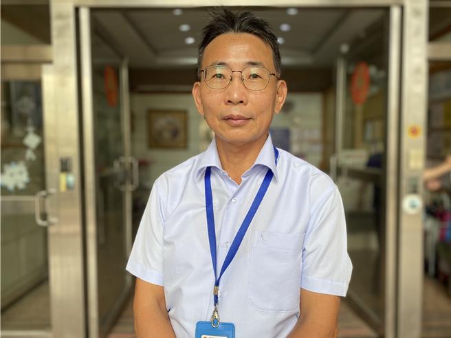 李宪元视大楼住户如同家人，尤其对于长辈更是格外悉心守护。（曹婷婷摄）