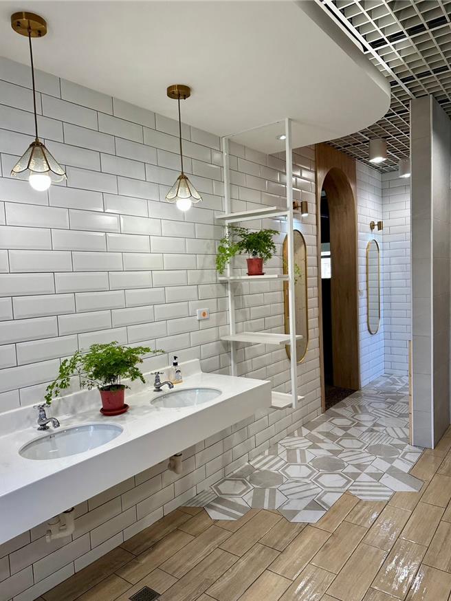 嘉义女中厕所明亮、舒适兼具高实用性。（教育部提供／林志成台北传真）