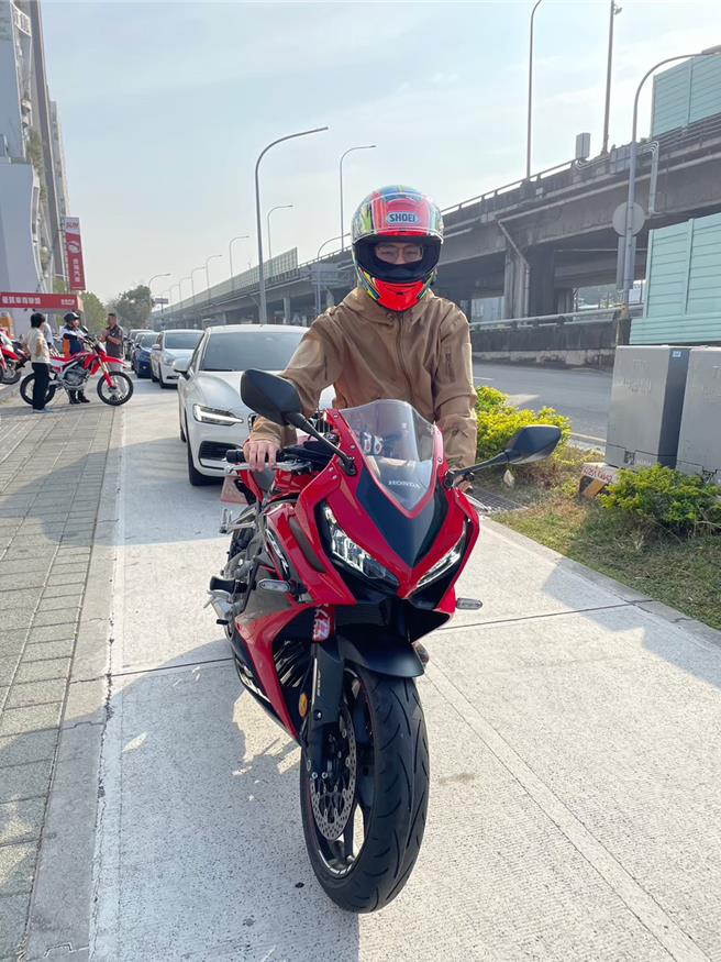 22歲員警蔡淳宇中彈倒地後仍英勇反擊，平時愛重機的他第一份薪水就是買重機。(警方提供／蔡依珍桃園傳真)