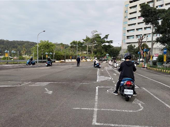 新竹市政府和交通部公路局新竹區監理所、新竹客運駕訓班及中華大學合作推出駕訓補助疊加計畫，最高補助3000元。（新竹市政府提供／王惠慧新竹傳真）