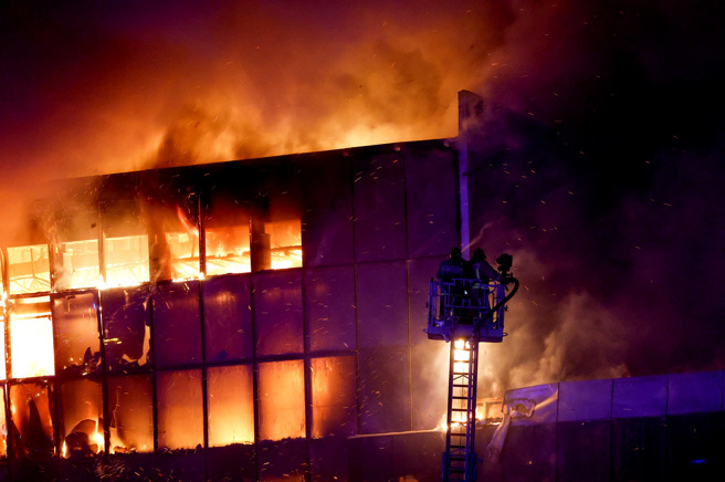 伊斯蘭國23日公開槍手攻擊莫斯科郊區音樂廳的犯案影片。（圖／路透社）