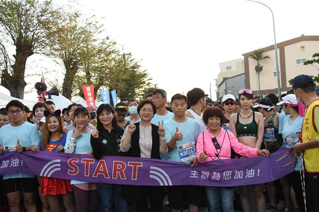 埔盐顺泽宫祈福路跑－迈向冠军之路24日清晨5点多热闹展开。（彰化县府提供／陈淑娥彰化传真）