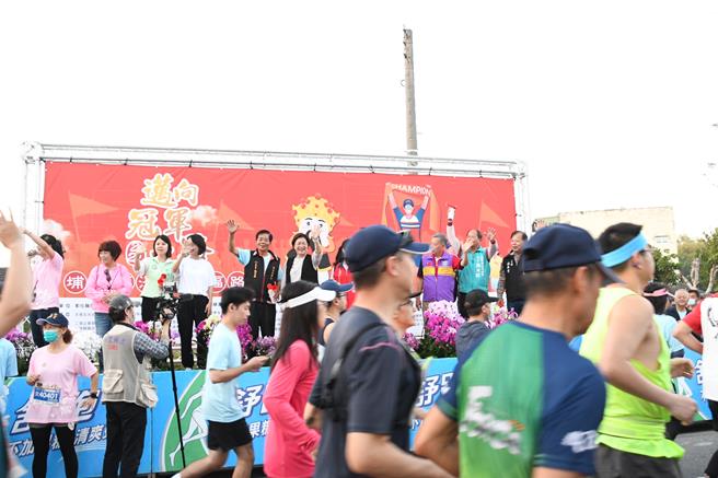 埔盐顺泽宫祈福路跑－迈向冠军之路24日清晨5点多热闹展开。（彰化县府提供／陈淑娥彰化传真）
