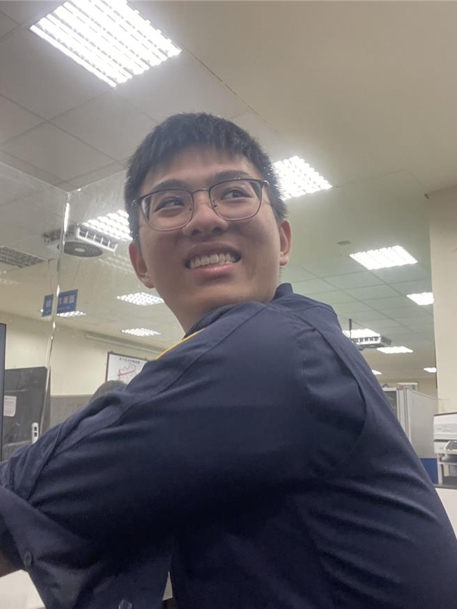 员警蔡淳宇肩部中弹倒地，但仍英勇朝杨嫌开12枪，击破杨嫌轮胎。(警方提供／蔡依珍桃园传真)