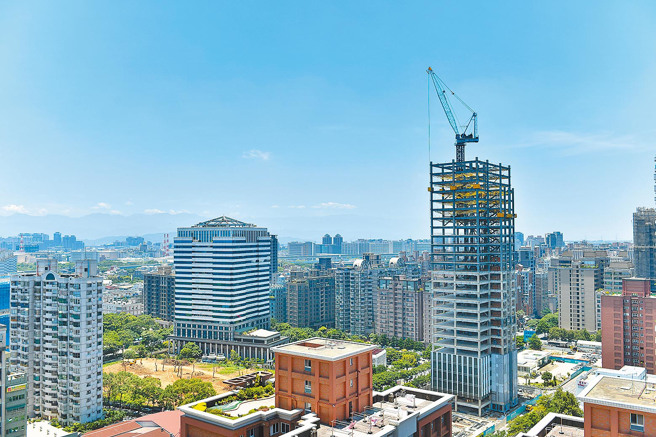 央行意外升息半码，衝击房贷族荷包。（中时资料照）