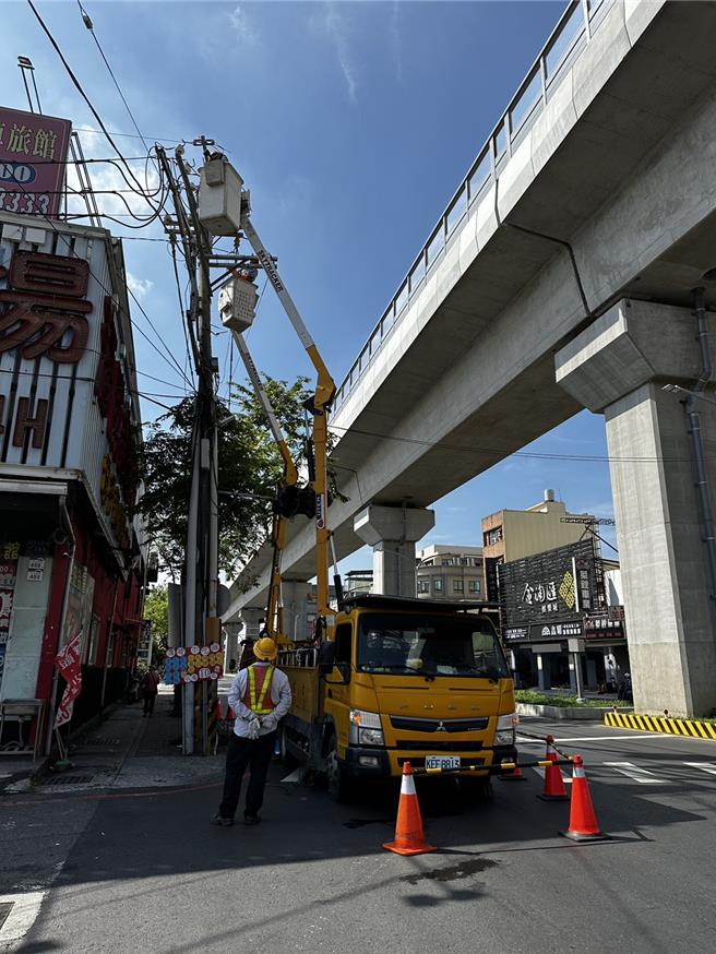 高雄冈山因松鼠闯祸，造成500多户停电，台电派员抢修。（台电提供）