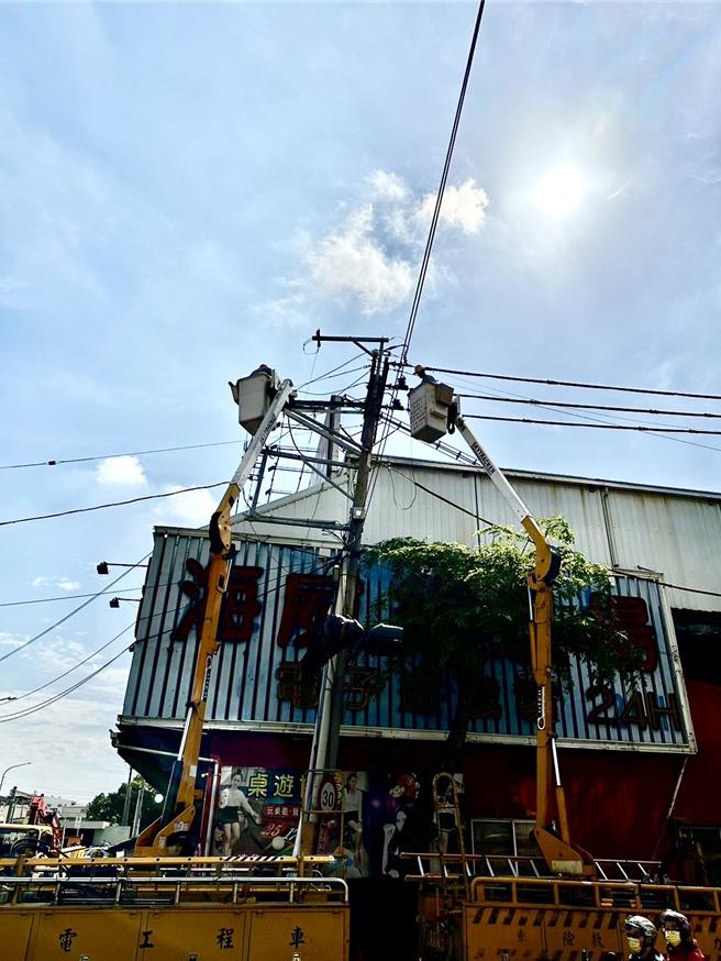 高雄冈山因松鼠闯祸，造成500多户停电，台电派员抢修。（台电提供）
