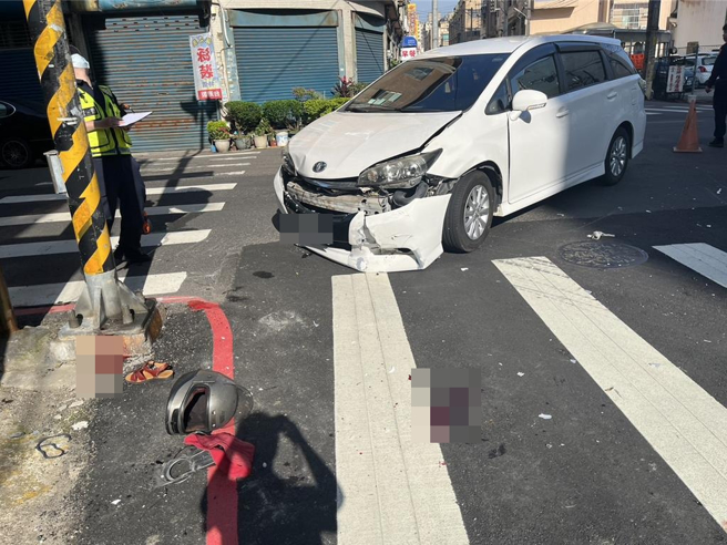 竹北市仁義路和文化街交叉路口發生車禍現場，消防人員將夾在轎車和電桿間的老婦送醫仍告不治。（新竹縣消防局提供／羅浚濱新竹傳真） 
