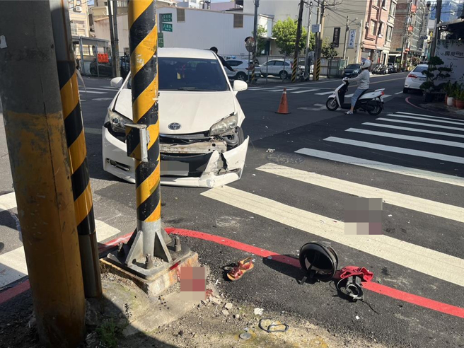 女騎士被撞後夾困在轎車和電桿間，送醫急救仍宣告不治。（新竹縣消防局提供／羅浚濱新竹傳真）