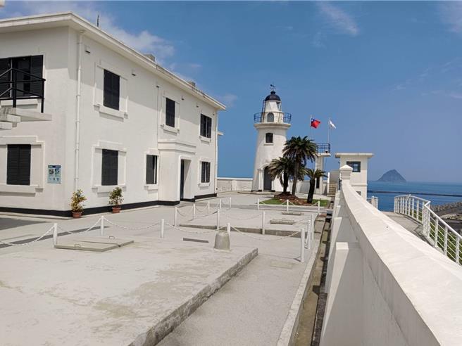 交通部航港局所屬的基隆燈塔，日前進行廢棄建築的拆除工程，在完工後，以全新的面貌重新開放民眾參觀。（張志康攝）