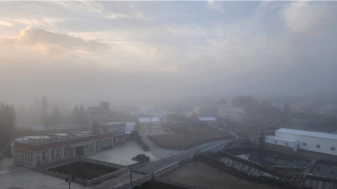 潮濕高溫的南風取代北風，24日海霧兩度鎖澎湖。（許逸民攝）