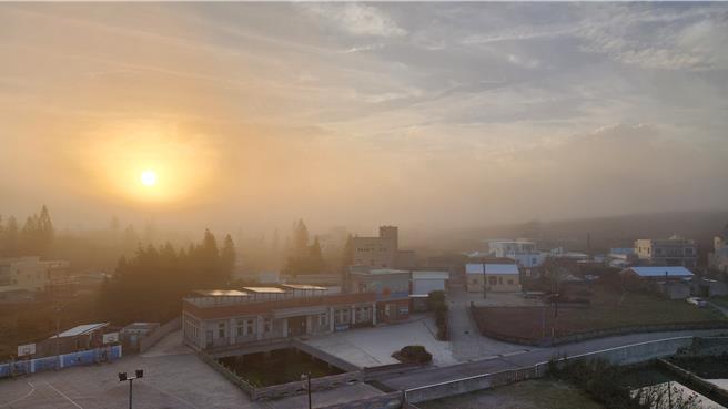 潮濕高溫的南風取代北風，24日海霧兩度鎖澎湖。清晨6時許的海霧，在太陽露臉後，很快就消散。（許逸民攝）