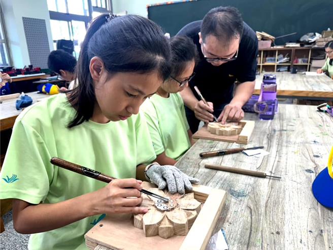 成福國小邀三峽在地木雕鑿花匠師黃希宸老師指導學生上木雕鑿花課。（新北市教育局提供）