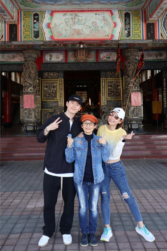 李程彬回乡办桌，导演卓立、丁寧南下相挺。（东旭九翔娱乐提供）