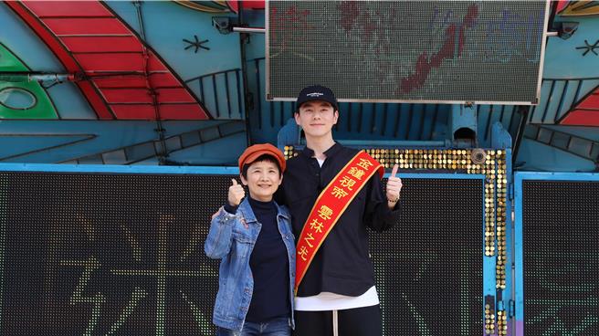 李程彬披上「金钟视帝云林之光」红彩带卓立导演合影。（东旭九翔娱乐提供）