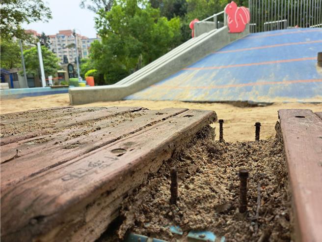 荣星花园木椅斑驳、钉子裸露，周边更没有警告标示或是围起来不让民眾使用，尤其木椅旁就是给孩童游玩的滑坡，恐造成孩童不慎撞伤或遭钉子刺伤。（台北市议员许家蓓办公室提供／刘彦宜台北传真）