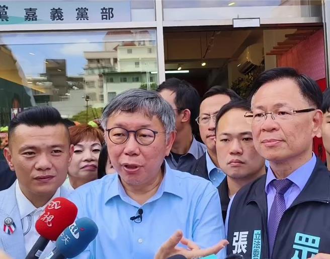 民眾黨主席柯文哲今天到嘉義市為張啟楷立委嘉義服務處揭牌，受訪談台北市監視器爭議。（廖素慧攝）