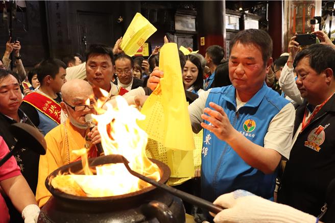 苗栗县长锺东锦将吉祥文疏放入炉火中。（苗栗县政府提供／李京升苗栗传真）