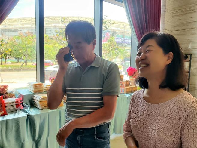 歐文津（左）、羅霙雀（右）是雲林縣最資深的寄養家庭之一，一想到凱凱，歐文津眼淚掉不停。（周麗蘭攝）