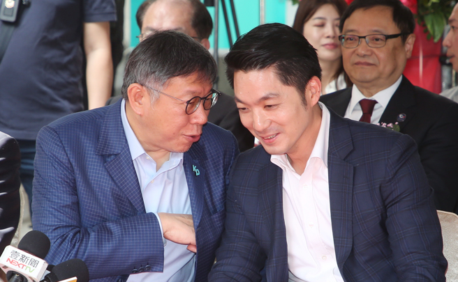 台北市長蔣萬安（前右）和前台北市長柯文哲（前左）23日針對台北市監視器弊案交換意見。（資料照，趙雙傑攝）