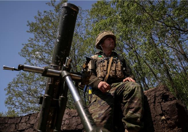 图为乌克兰战场上的战士。（路透社）