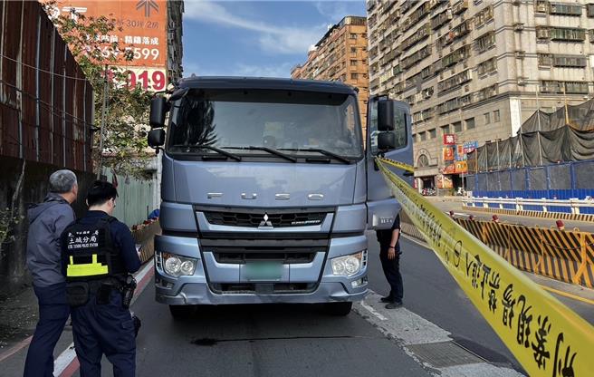 新北市土城区今（24）日上午7时许于金城路三段发生死亡车祸。新北市土城警分局提供／刘玮晴新北传真）