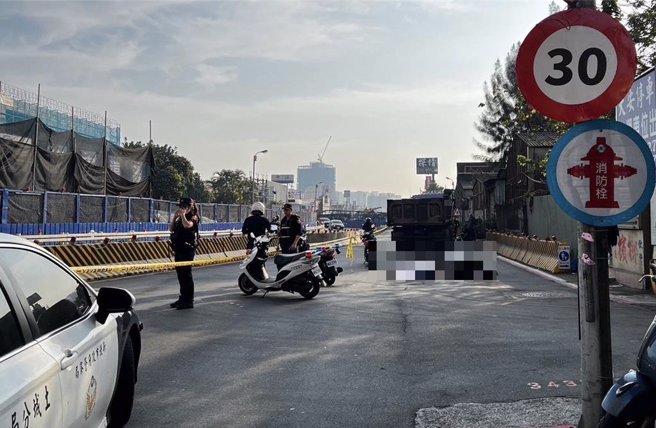 新北市土城区今（24）日上午7时许于金城路三段发生死亡车祸，一辆大货车与重机同方向而行发生擦撞，导致重机骑士当场死亡。（新北市土城警分局提供／刘玮晴新北传真）