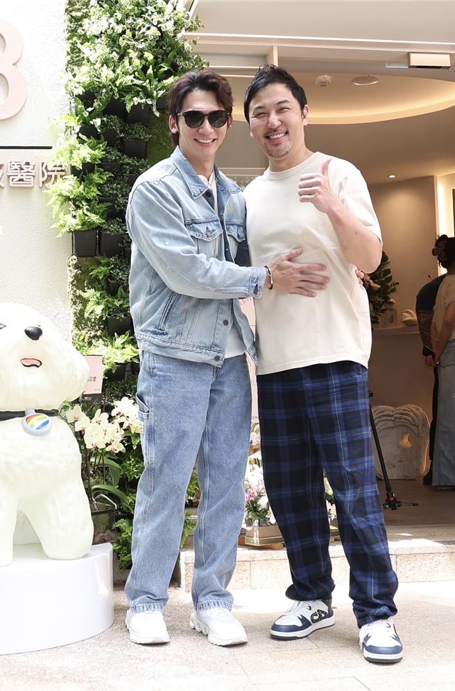 温昇豪（左）現身好友李進良的動物醫院開幕式。（陳俊吉攝）