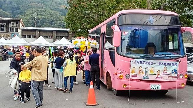 新竹縣政府為響應「324世界結核病日」，在社區辦理「高風險族群胸部X光檢查」服務，就近為民眾提供專業檢查。（新竹縣政府提供／羅浚濱新竹傳真）