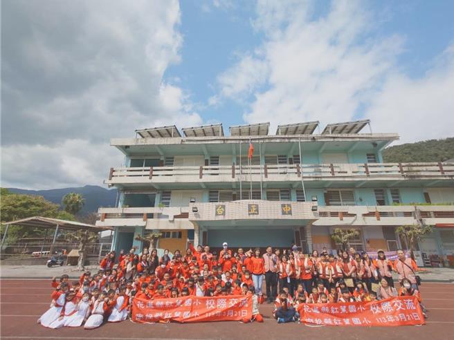南投紅葉國小全校師生日前跋涉560公里路程造訪花蓮紅葉國小，兩校師生進行了1場別開生面的交流活動。（南投縣紅葉國小提供／馮惠宜南投傳真）