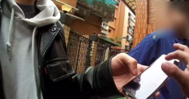 桃色陷阱买点数约见面，员警、店员戳破爱情泡泡。（翻摄自影片）