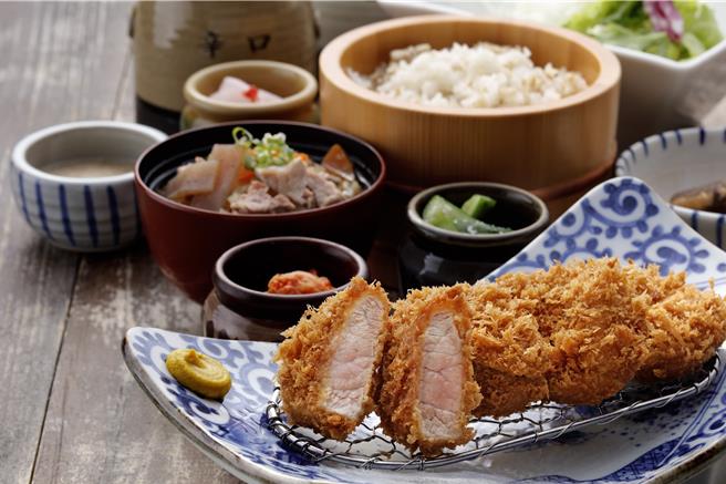 极上雪花腿心猪排套餐」数量稀少，其肉质软嫩，肉汁香甜，是一生一定要吃过一次的梦幻猪排。(静冈胜政日式猪排提供)