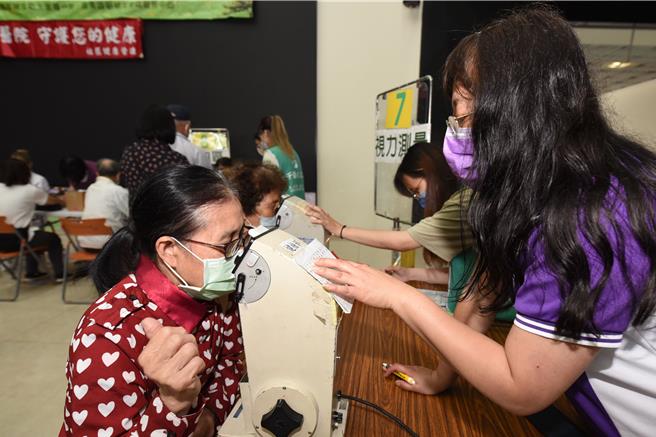 现场加码视力检查。（苗栗县政府提供／李京升苗栗传真）