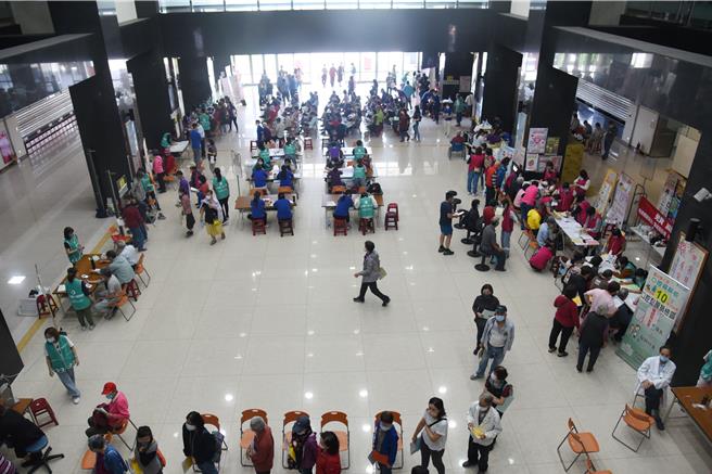 一早涌现人潮。（苗栗县政府提供／李京升苗栗传真）