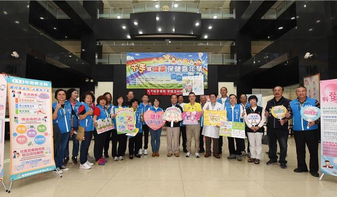 副县长邓桂菊、县议员余文忠、苗栗市代理市长叶志航等人到场鼓励民眾健检。（苗栗县政府提供／李京升苗栗传真）