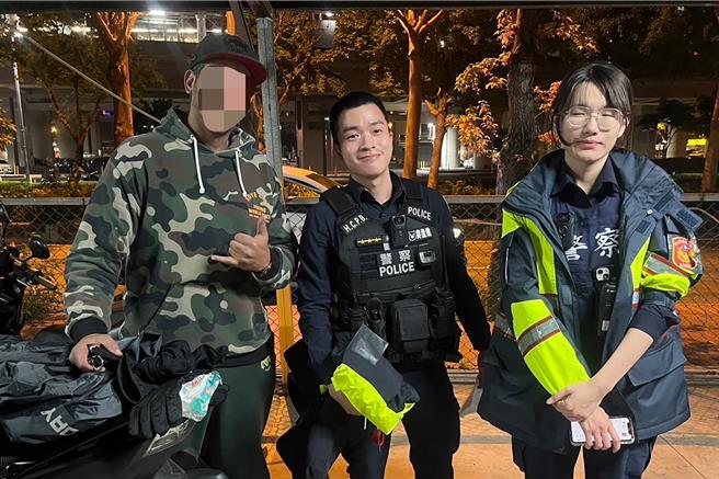 竹北分局高铁派出所员警曾柏榤（中）和郭彦佳（右），协助巴基斯坦男子（左）打开机车坐垫，让他拿到钥匙可以顺利回家。（竹北分局提供／罗浚滨新竹传真）
