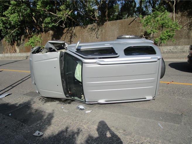 呂姓男子酒後駕車上路自撞電桿側翻，警方訊後依公共危險罪嫌送辦。（警方提供／王煌忠台中傳真）