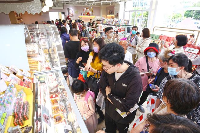 「亚尼克」台北内湖店改装开幕，推出4波福利宠粉，开幕首日迎来爆满人潮，将店面挤得水泄不通。(亚尼克提供)